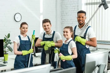 Equipe de ASG limpando empresa